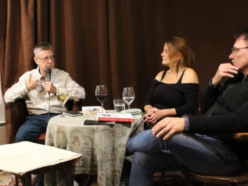 Akit az irodalom megfertőz, annak annyi